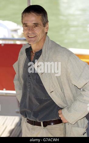 L'acteur britannique Jeremy Irons arrive au bord de l'eau pour promouvoir son dernier film le marchand de Venise, lors du 61e Festival du film de Venise au Lido à Venise. Banque D'Images