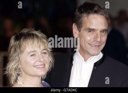 L'acteur britannique Jeremy Irons avec son épouse, l'actrice Sinead Curack, arrive pour la première de son dernier film le commerçant de Venise, lors du 61e Festival annuel du film de Venise, qui s'est tenu au Mostra Internazionale d'Arte Cinematografica Lido à Venise, en Italie. Banque D'Images