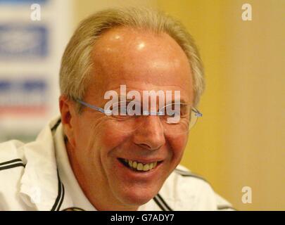 L'entraîneur-chef d'Angleterre Sven-Goran Eriksson lors d'une conférence de presse à l'hôtel Intercontinental de Vienne, en Autriche, après que l'Angleterre ait obtenu hier son match de qualification de coupe du monde 2006 contre l'Autriche. Banque D'Images