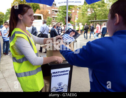 Un vendeur de programme avant le match entre Queens Park Rangers et Sunderland pendant le match de la Barclays Premier League à Loftus Road, Londres. APPUYEZ SUR ASSOCIATION photo. Date de la photo: Samedi 30 août 2014. Voir PA Story SOCCER QPR. Le crédit photo devrait se lire comme suit : Adam Davy/PA Wire. Banque D'Images