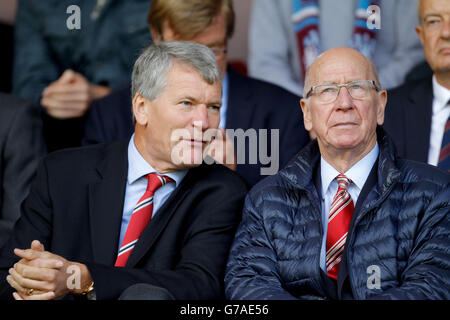 Football - Barclays Premier League - Burnley / Manchester United - Turf Moor.L'ancien chef de l'exécutif de Manchester United, David Gill, et Bobby Charlton sur le stand Banque D'Images