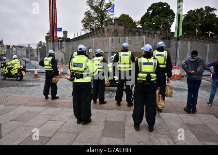 Police sur les routes en dehors de l'escrime de sécurité entourant le château de Cardiff avant le sommet de l'OTAN à Newport, pays de Galles. Banque D'Images