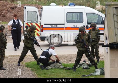 Partie de l'exercice par des soldats ukrainiens montrant la fin d'un incident terroriste avec des tireurs d'élite arrêtés, désarmés et remis aux autorités locales (dans ce cas, la police du MOD), dans la plaine de Salisbury.Plus de 80 militaires britanniques seront honorés cette semaine pour leur rôle dans des opérations dans le monde entier, notamment en Irak, en Afghanistan, en Irlande du Nord, en ex-Yougoslavie et en Sierra Leone. Banque D'Images