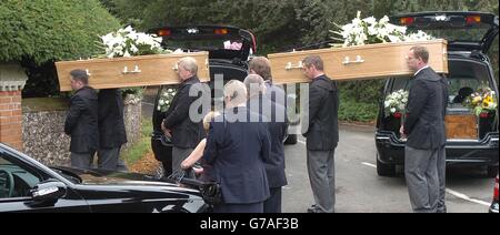 Le cercueil d'Emma Walton arrive pour ses funérailles à l'église Saint-Jean-Baptiste Kidmore End Berkshire. Emma et sa sœur Vicky Horgan ont été tuées par balle lors d'un barbecue familial en juin dans le village de Highmoor Cross dans l'Oxfordshire. Le mari de Vicky, Stuart Horgan, 39 ans, a été accusé de deux chefs d'accusation de meurtre et d'une tentative de meurtre. Banque D'Images