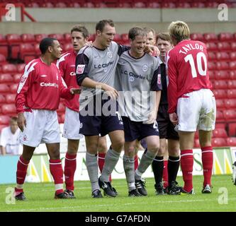 Les joueurs de Nottingham Forest protestent alors que Mark Rivers (R) célèbre son deuxième but pour Crewe avec Dean Ashton lors de leur match de championnat Coca-Cola au City Ground, Nottingham, le samedi 14 août 2004. PA photo: Steve Yarnell. PAS D'UTILISATION DU SITE WEB DU CLUB OFFICIEUX. Banque D'Images