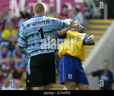 Antti Niemi, de Southampton (à gauche), fait face à l'équipier David Prutton à la suite d'un incident lors de leur match Barclays Premiership contre Aston Villa à Villa Park, Birmingham, le samedi 14 août 2004. Banque D'Images