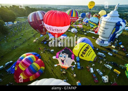 Des ballons à air chaud sont gonflés devant une montée en masse à la 36e International Balloon Fiesta à l'Ashton court Estate près de Bristol, qui est le plus grand événement de montgolfière d'Europe. Banque D'Images