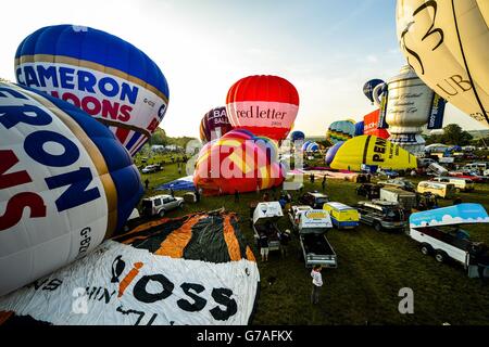 Des ballons à air chaud sont gonflés devant une montée en masse à la 36e International Balloon Fiesta à l'Ashton court Estate près de Bristol, qui est le plus grand événement de montgolfière d'Europe. Banque D'Images