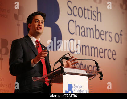 Le leader travailliste Ed Miliband s'adresse aux chambres de commerce écossaises de l'hôtel Hilton de Glasgow où il a déclaré que les plus pauvres risquent de perdre le plus si une Écosse indépendante perd la livre sterling. Banque D'Images