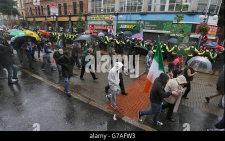 La police a séparé les manifestants du drapeau loyaliste d'un défilé républicain dans le centre-ville de Belfast, qui s'est passé en grande partie de manière pacifique. Banque D'Images