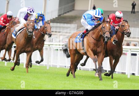 Courses hippiques - Hippodrome de Curragh.Scream Blue Murder (Centre), monté par Pat Smullen, remporte les piquets du groupe 3 Phoenix Sprint au champ de courses de Curragh, dans le comté de Kildare. Banque D'Images