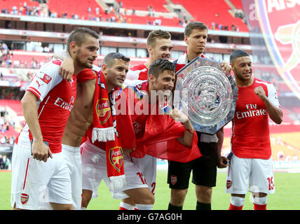 Football - FA Community Shield 2014 - Arsenal / Manchester City - Wembley Stadium.Les joueurs d'Arsenal célèbrent avec le FA Community Shield Banque D'Images