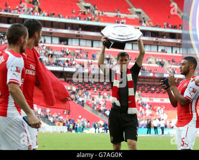 Football - FA Community Shield 2014 - Arsenal / Manchester City - Wembley Stadium.Wojciech Szczesny, gardien d'arsenal, célèbre le trophée FA Community Shield Banque D'Images