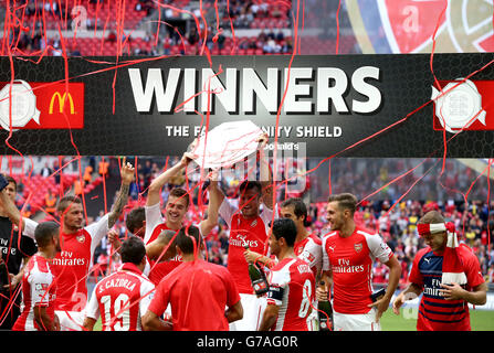 Football - FA Community Shield 2014 - Arsenal / Manchester City - Wembley Stadium.Les joueurs de l'arsenal célèbrent avec le trophée FA Community Shield Banque D'Images