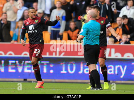 Martin Olsson de Norwich City est représenté par une carte rouge Arbitre Simon Hooper Banque D'Images