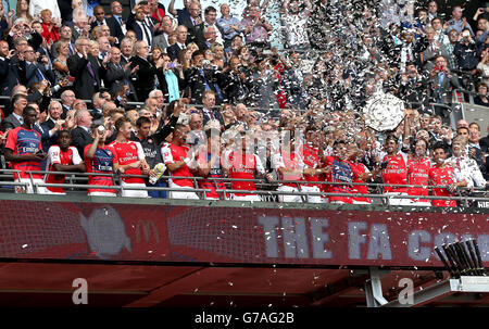 Football - FA Community Shield 2014 - Arsenal / Manchester City - Wembley Stadium.Les joueurs d'Arsenal fêtent alors que Mikel Arteta lève le FA Community Shield Banque D'Images