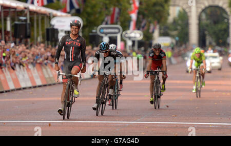 Cyclisme - Prudential RideLondon - deuxième jour - Londres.Adam Blythe (à gauche) de NFTO célèbre la victoire du Prudential RideLondon Classic lors du Prudential RideLondon à Londres. Banque D'Images