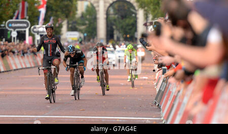 Adam Blythe (à gauche) de NFTO célèbre la victoire du Prudential RideLondon Classic lors du Prudential RideLondon à Londres. Banque D'Images