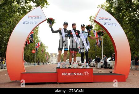 Adam Blythe de NFTO célèbre la victoire du Prudential RideLondon Classic Along Side deuxième place Ben Swift de Sky Pro Cyling et troisième place Julian Alanphilippe d'Omega Pharma - Quick-STEP Cycling pendant le Prudential RideLondon à Londres. Banque D'Images