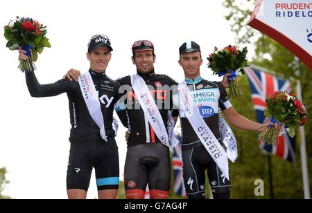 Adam Blythe de NFTO célèbre la victoire du Prudential RideLondon Classic Along Side deuxième place Ben Swift de Sky Pro Cyling et troisième place Julian Alanphilippe d'Omega Pharma - Quick-STEP Cycling pendant le Prudential RideLondon à Londres. Banque D'Images