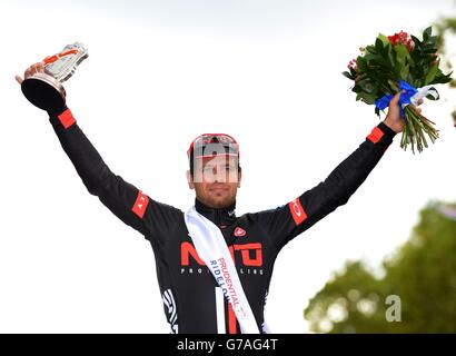 Adam Blythe de NFTO célèbre la victoire du Prudential RideLondon Classic lors du Prudential RideLondon à Londres. Banque D'Images