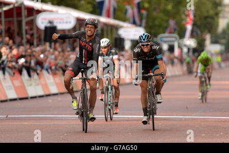 Cyclisme - Prudential RideLondon - deuxième jour - Londres.Adam Blythe (à gauche) de NFTO célèbre la victoire du Prudential RideLondon Classic lors du Prudential RideLondon à Londres. Banque D'Images