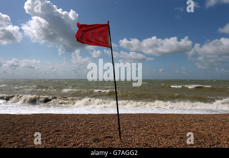 Un drapeau rouge indiquant qu'il est dangereux de nager sur la plage de Brighton, car les effets de l'ex-ouragan Bertha se font sentir en Angleterre et au pays de Galles. Banque D'Images