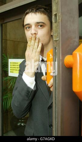 Pete Doherty, membre exilé du groupe de rock 'The Libertines', arrive au tribunal de la magistrature de Thames, à Londres, pour possession d'un couteau à lame rétractable . Banque D'Images