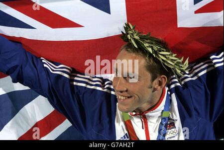 Stephen Parry, nageur britannique, célèbre après avoir remporté une médaille de bronze au papillon masculin de 200 m au centre aquatique olympique d'Athènes, en Grèce. Banque D'Images