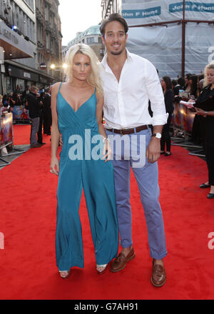 Danielle Armstrong et James Lock assistent à la première britannique de What If, à l'Odeon West End de Leicester Square, Londres. Banque D'Images