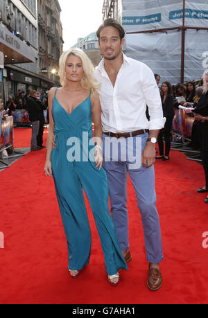 Danielle Armstrong et James Lock assistent à la première britannique de What If, à l'Odeon West End de Leicester Square, Londres. Banque D'Images