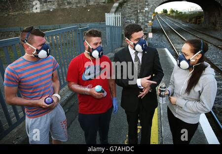 Ministre des Transports, du Tourisme et des Sports, Paschal Donohoe avec des membres de Cabra pour Youth Street Art Group (de gauche à droite) Brandon Keenan, Jordan Masterson, Et Emer Kearns, lors d'une visite à la gare de Broombridge, où le groupe Cabra for Youth Street Art était en train de peindre des panneaux d'escrime à la station de Dublin. Banque D'Images