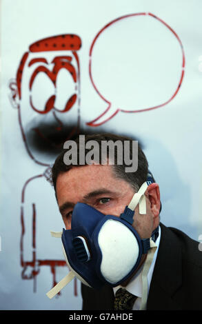 Ministre des Transports, du Tourisme et des Sports, Paschal Donohoe lors d'une visite à la gare de Broombridge, où le groupe Cabra for Youth Street Art était en train de peindre des panneaux d'escrime à la station de Dublin. Banque D'Images