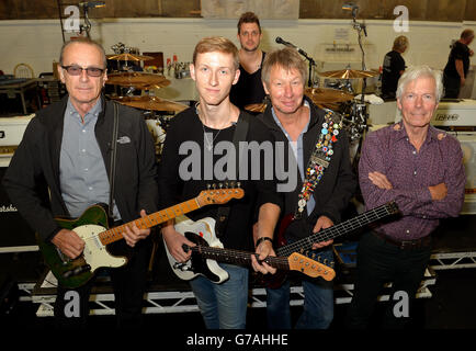 Membres du groupe statu quo (gauche-droite) Francis Rossi, Freddie Edwards, Leon Cave (batteur, arrière-plan) Rhino Edwards et Andrew Bown répétitions aux Shepperton Studios de Middlesex en prévision de leur tournée britannique alors que Freddie Edwards intervient pour le guitariste Rick Parfitt pendant qu'il se remet de la chirurgie cardiaque. Banque D'Images