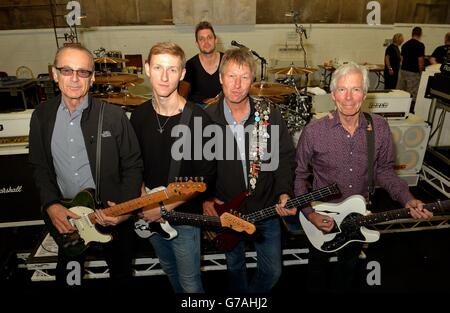 Membres du groupe statu quo (gauche-droite) Francis Rossi, Freddie Edwards, Leon Cave (batteur, arrière-plan) Rhino Edwards et Andrew Bown répétitions aux Shepperton Studios de Middlesex en prévision de leur tournée britannique alors que Freddie Edwards intervient pour le guitariste Rick Parfitt pendant qu'il se remet de la chirurgie cardiaque. Banque D'Images