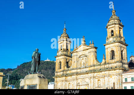 Vue de la cathédrale de la Plaza de Bolivar dans le centre de Bogota, Colombie Monserrate avec visible sur la colline Banque D'Images