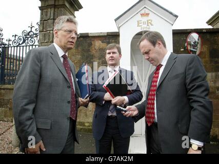 Peter Robinson, député (à gauche) Chef adjoint du Parti unioniste démocratique, avec ses collègues Jeffrey Donaldson, député (au centre) et Nigel Dodds, député, après leur rencontre avec le secrétaire d'État de l'Irlande du Nord Paul Murphy, le parti s'est engagé à soulever des questions de police, y compris l'avenir de la réserve à temps plein du Service de police de l'Irlande du Nord. Les pourparlers au château de Hillsborough sont la première rencontre depuis que le chef adjoint du DUP Peter Robinson a produit une lettre du Bureau de l'Irlande du Nord qui a fait l'objet d'une fuite, affirmant que le gouvernement envisageait de faire monter les factures de tarifs nationaux dans la province pour masquer les coûts Banque D'Images