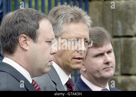 Peter Robinson, député (au centre), chef adjoint du Parti unioniste démocratique, avec ses collègues, Jeffrey Donaldson, député (à droite) et Nigel Dodds, député (à gauche), après leur rencontre avec le secrétaire d'État de l'Irlande du Nord, Paul Murphy. Le parti s'est engagé à soulever des questions de police, y compris l'avenir de la réserve à temps plein du Service de police de l'Irlande du Nord. Les pourparlers au château de Hillsborough sont la première rencontre depuis que le chef adjoint du DUP Peter Robinson a produit une lettre du Bureau de l'Irlande du Nord qui a fait l'objet d'une fuite, affirmant que le gouvernement envisageait de faire monter les factures de tarifs nationaux dans la province pour masquer Banque D'Images