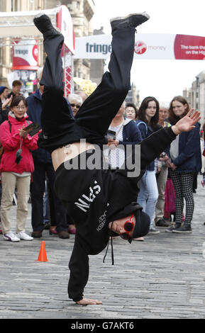 Alex Rowland fait la promotion du festival d'Édimbourg Fringe show Spin on the Royal Mile à Édimbourg. Banque D'Images