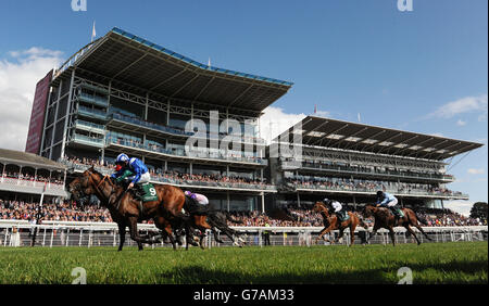 Muhaarar, monté par Paul Hanagan (numéro 9), remporte le tournoi Irish Thoroughbred Marketing Gimcrack Stakes on Betfred Ebor Day au cours du quatrième jour de 2014 Bienvenue au Yorkshire Ebor Festival à York Racecourse, York. Banque D'Images