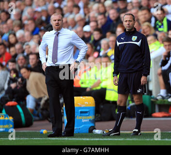 Sean Dyche, directeur de Burnley (à gauche) et Ian Woam, directeur adjoint, sur le réseau de communication lors du match de la Barclays Premier League au Liberty Stadium, à Swansea. APPUYEZ SUR ASSOCIATION photo. Date de la photo: Samedi 23 août 2014. Voir PA Story FOOTBALL Swansea. Le crédit photo devrait se lire comme suit : Nick Potts/PA Wire. Banque D'Images