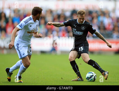 Matthew Taylor de Burnley (à droite) et Angel Rangel de Swansea City lors du match de la Barclays Premier League au Liberty Stadium, à Swansea. APPUYEZ SUR ASSOCIATION photo. Date de la photo: Samedi 23 août 2014. Voir PA Story FOOTBALL Swansea. Le crédit photo devrait se lire comme suit : Nick Potts/PA Wire. Banque D'Images