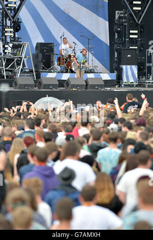 Leeds Festival 2014 - deuxième jour.Entrez dans Shikari perform pendant le deuxième jour du Leeds Festival à Bramham Park, Leeds. Banque D'Images