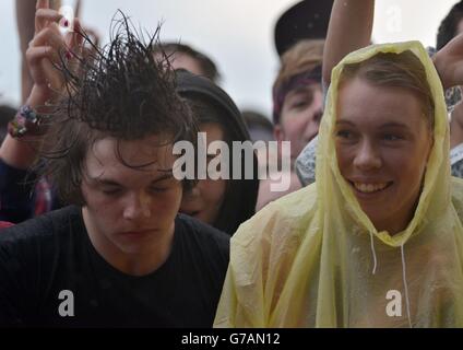 Les amateurs de festival regardent le week-end de Vampire se produire pendant le deuxième jour du Leeds Festival à Bramham Park, Leeds. Banque D'Images