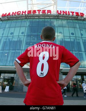 Jake Sheedy, fan de Manchester United, et son nouveau maillot Rooney 8 à l'avant du terrain Old Trafford de Manchester United après que l'Angleterre et l'ancien attaquant d'Everton Wayne Rooney ont passé un médical et signé pour le club. Banque D'Images