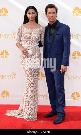 Matthew McConaughey et Camila Alves arrivent aux EMMY Awards 2014 au Nokia Theatre de Los Angeles, aux États-Unis. Banque D'Images