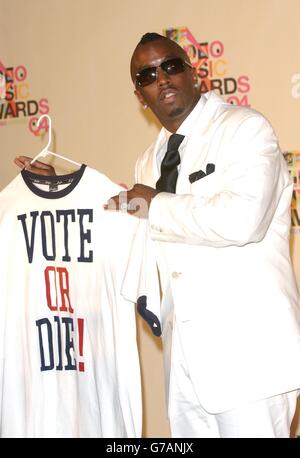 Le chanteur P Diddy est en coulisses lors des MTV Video Music Awards à l'American Airlines Arena de Miami, en Floride. Banque D'Images