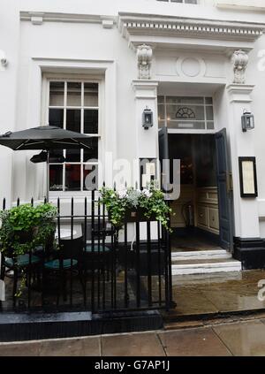 Vue sur le Dean Street Townhouse de Soho, dans le centre de Londres, un hôtel géorgien de quatre étages, alors que la police a été appelée aujourd'hui à 3:05 après que deux hommes aient parlé dans les accents d'Europe orientale et porté des sweats à capuche blancs, ont éclaté et ont demandé de l'argent. Banque D'Images