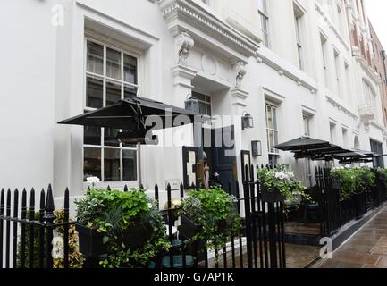 Vue sur le Dean Street Townhouse de Soho, dans le centre de Londres, un hôtel géorgien de quatre étages, alors que la police a été appelée aujourd'hui à 3:05 après que deux hommes aient parlé dans les accents d'Europe orientale et porté des sweats à capuche blancs, ont éclaté et ont demandé de l'argent. Banque D'Images