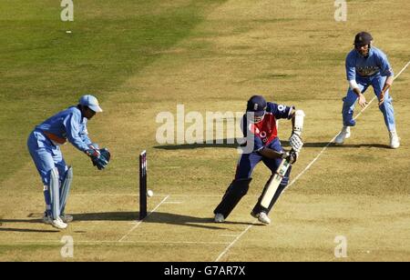 Le capitaine d'Angleterre Michael Vaughan joue un tir lors du dernier match du défi NatWest à Lords, Londres. Banque D'Images